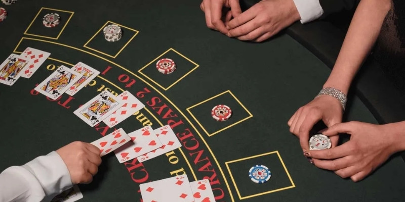 Tổng Hợp 4 Cách Bắt Cầu Blackjack Hiệu Quả Cao 3 Chia nhóm bài là một trong những cách bắt cầu blackjack được nhiều cao thủ áp dụng